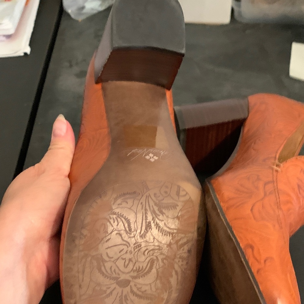 Patricia Nash Embossed Orange Heels - Picture 3 of 3
